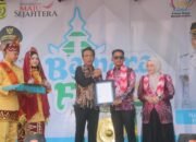 Kemenkum Kalsel Serahkan 25 Sertifikat Hak Cipta Motif Sasirangan pada Bamara Fair 2025
