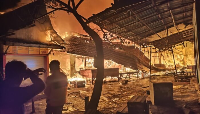 Si Jago Merah Melalap Puluhan Kios di Blok G Pasar Kemakmuran