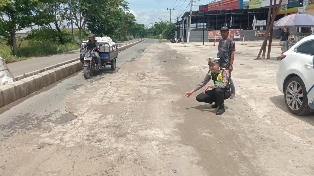 Lapisan Semen Tutupi Jalan di Banjarmasin, Satlantas : Bahaya bagi Pengendara 1 IMG 20250930 WA0061