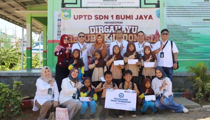 BRI Pleihari Salurkan Bantuan 50 Paket Pendidikan kepada Pelajar SD Kurang Mampu