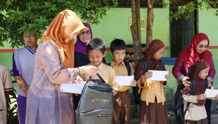 BRI Pleihari Salurkan Bantuan 50 Paket Pendidikan kepada Pelajar SD Kurang Mampu 4 IMG 20250922 113723