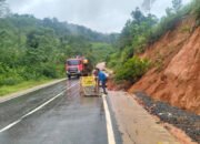 Turunkan Alat Berat ke Lokasi Longsor