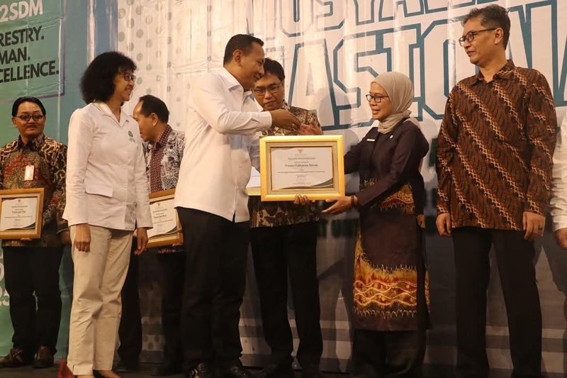 1 4 klm Kontrak Pemprov 22 Dishut Kalsel raih peringkat 5 Nasional