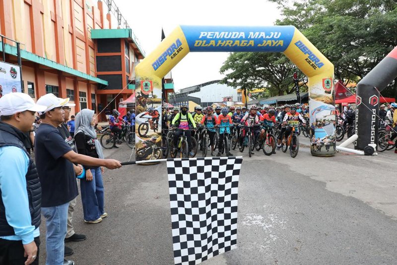 Bupati Lepas Peserta Gowes Gunung Layang-Layang 1 Hal 12 HSS 1 3 klm 18