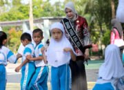 Bunda PAUD HSS Ajak Anak TK Bermain Permainan Tradisional