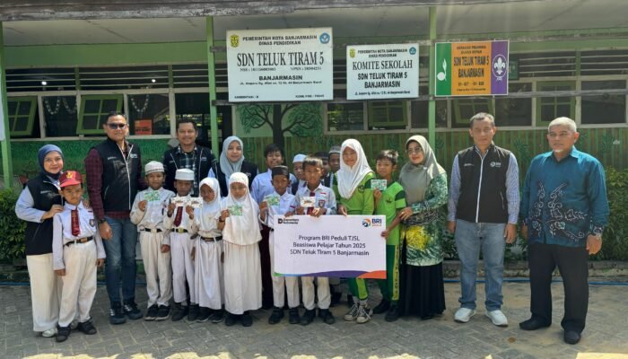 BRI Region 14 Banjarmasin Salurkan Beasiswa Tabungan Junio untuk 20 Siswa SDN Teluk Tiram 5