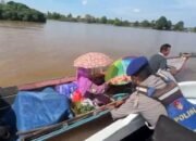 Sat Polairud Polresta Banjarmasin Bagikan Sembako untuk Warga Sungai Barito 33 Sat Polairud Polresta Banjarmasin Bagikan Sembako untuk Warga Sungai Barito