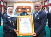 Ketua Umum PWI Pusat Akhmad Munir Terima Lencana Kehormatan “Jer Basuki Mawa Beya” dari Gubernur Jatim