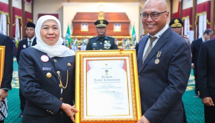 Ketua Umum PWI Pusat Akhmad Munir Terima Lencana Kehormatan “Jer Basuki Mawa Beya” dari Gubernur Jatim