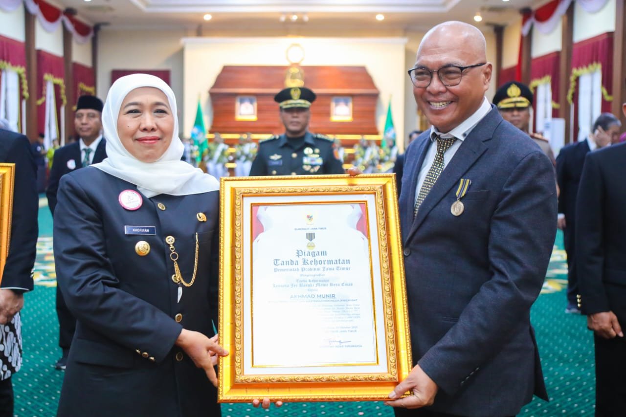 Ketua Umum PWI Pusat Akhmad Munir Terima Lencana Kehormatan “Jer Basuki Mawa Beya” dari Gubernur Jatim 1 IMG 20251012 WA0045