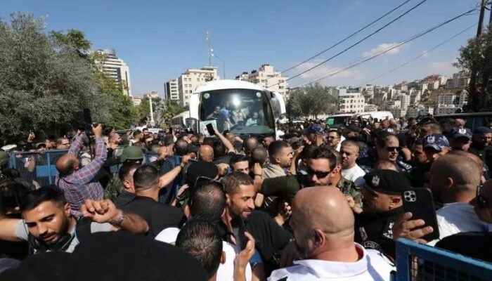 Ratusan Tahanan Palestina Tiba di Gaza Usai Dibebaskan Israel