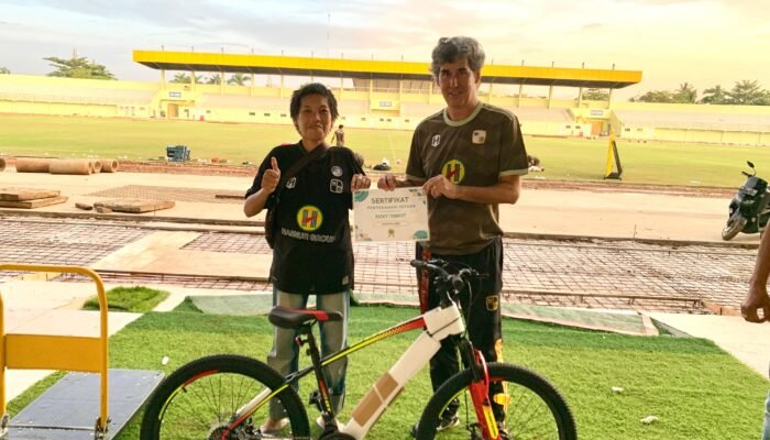 Manajemen Barito Putera Apresiasi Suporter Loyal Rizky “Tomket” dengan Hadiah Sepeda Baru