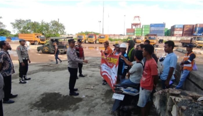 Polsek KPL Banjarmasin Gelar “Jumat Curhat” Bersama Pekerja Pelabuhan Trisakti