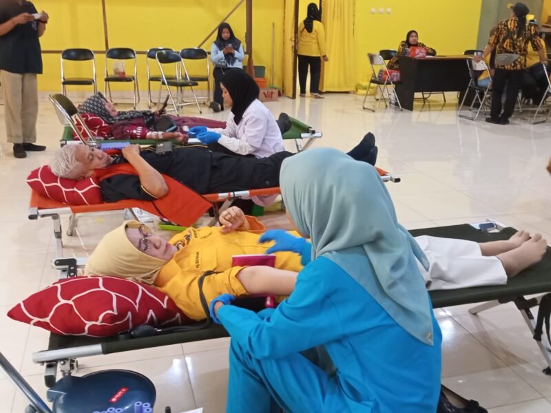 HUT 61, Golkar Kalteng Gelar Pasar Murah dan Donor Darah 1 IMG 20251018 WA0025 e1760780188530