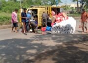 Disenggol Dump Truck, Fuso Terbalik di Jalan Gubernur Soebarjo, Satu Orang Terluka 55 Disenggol Dump Truck, Fuso Terbalik di Jalan Gubernur Soebarjo, Satu Orang Terluka