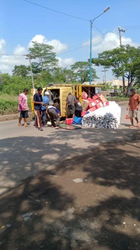 Disenggol Dump Truck, Fuso Terbalik di Jalan Gubernur Soebarjo, Satu Orang Terluka 1 IMG 20251018 WA0031 e1760786609772