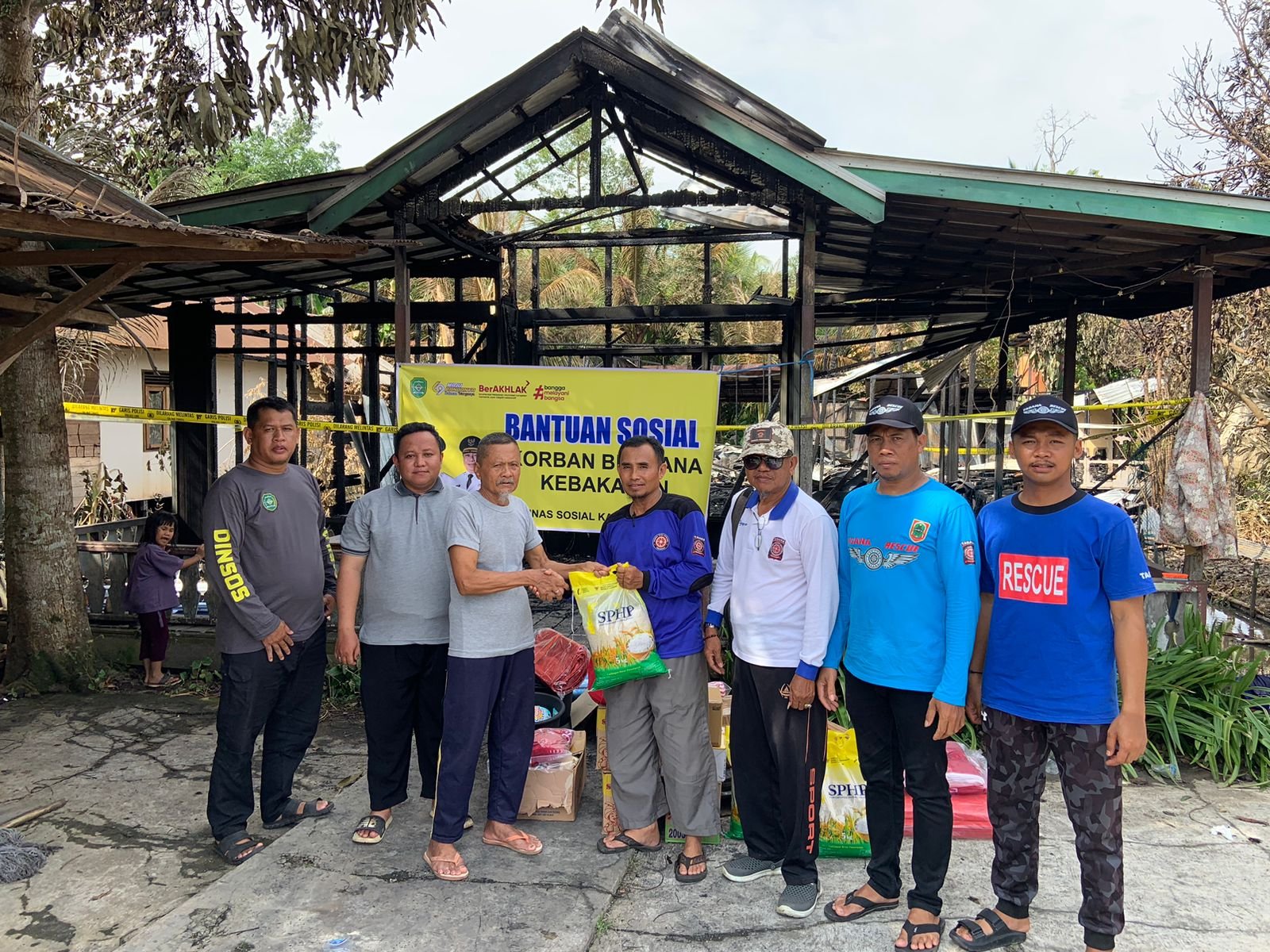 Dinsos Tapin Salurkan Bantuan untuk Korban Kebakaran Desa Kepayang 1 IMG 20251019 WA0048
