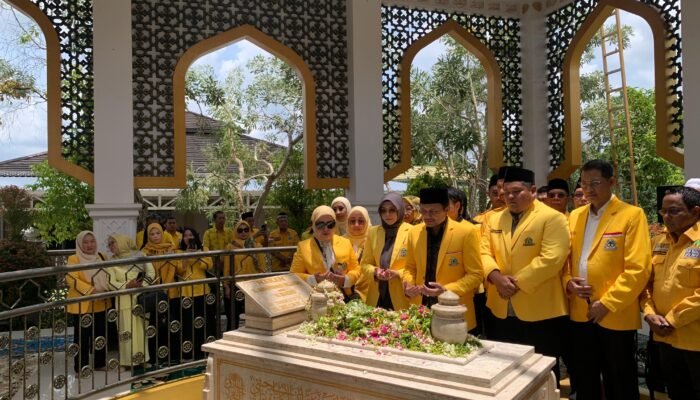 Keluarga Besar Partai Golkar Kalsel Gelar Ziarah Makam Tokoh H. Abdussamad Sulaiman HB dalam Rangka HUT ke-61