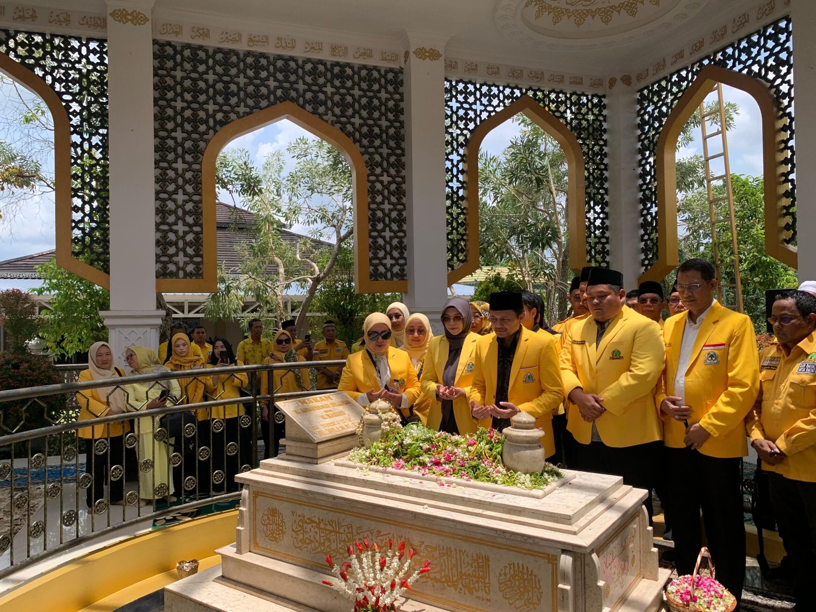 Keluarga Besar Partai Golkar Kalsel Gelar Ziarah Makam Tokoh H. Abdussamad Sulaiman HB dalam Rangka HUT ke-61 1 IMG 20251020 WA0047 scaled
