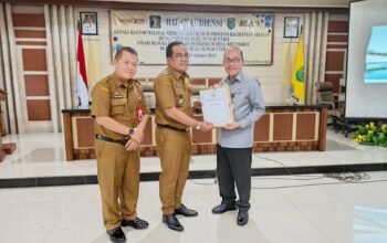 Kakanwil Kemenkum Kalsel dan Bupati Hulu Sungai Utara Tandai Penguatan Layanan Hukum dengan Penyerahan STR Posbankum 10 IMG 20251021 WA0032