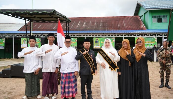 Bupati Tapin dan Istri Dinobatkan Sebagai Ayah dan Bunda Santri, Ajak Santri Perkuat Nasionalisme dan Keislaman