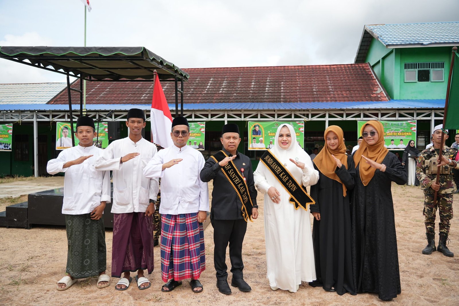 Bupati Tapin dan Istri Dinobatkan Sebagai Ayah dan Bunda Santri, Ajak Santri Perkuat Nasionalisme dan Keislaman 1 IMG 20251023 WA0047 scaled