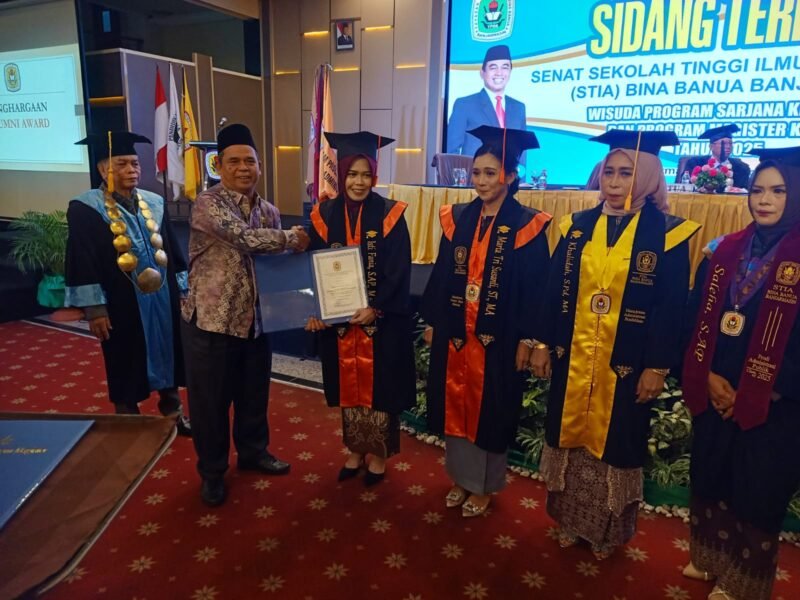 Isti Fania Raih IPK Sempurna 4.00 di Wisuda STIA Bina Banua Banjarmasin 1 IMG 20251025 WA0035 e1761377784180