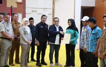 Ketua Komisi II DPR RI Rifqinizamy Serahkan Sertifikat Tanah dan 100 Beasiswa di Tapin 9 IMG 20251027 WA0040