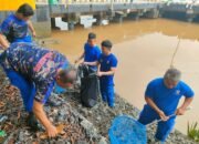 Polairud Polresta Banjarmasin Gelar Aksi Bersih-Bersih di Sungai Banjar Raya