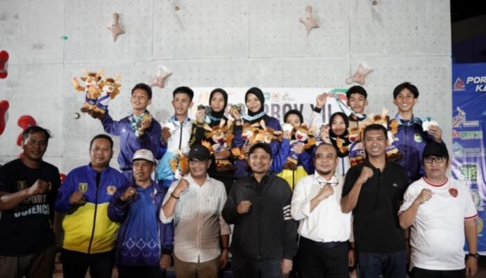 Wagub Kalsel Pantau Langsung Pertarungan Sengit Cabor Panjat Tebing Porprov XII 2025 di Tanah Laut