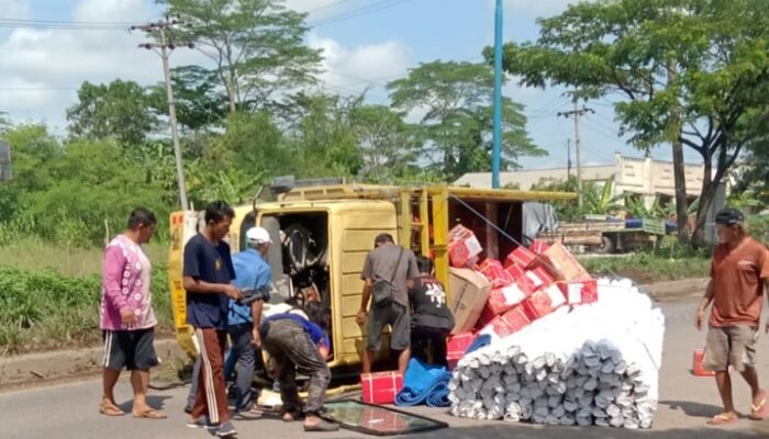 Disenggol Dump Truck, Fuso Terbalik di Jalan Gubernur Soebarjo, Satu Orang Terluka