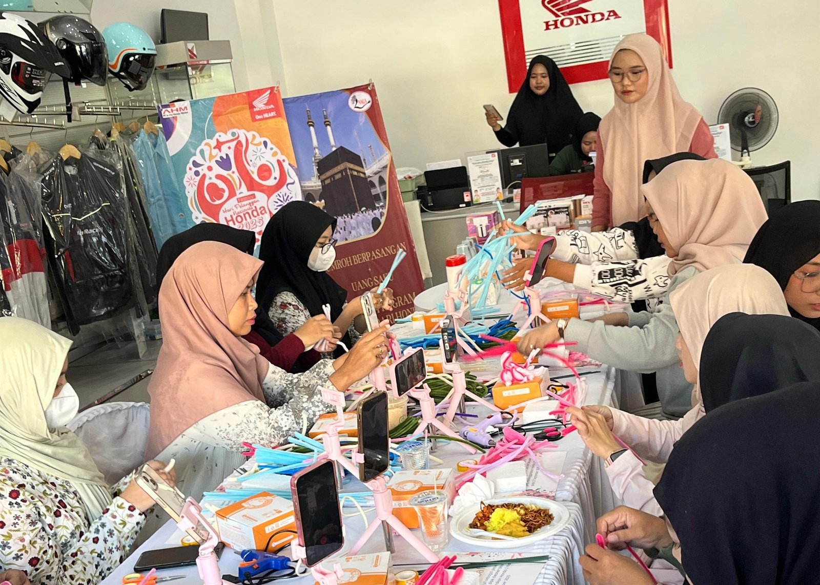 Warna dan Kreasi Warnai Workshop Pipe Cleaner Bouquet di Honda 2 Naga 1 IMG 20251027 101440