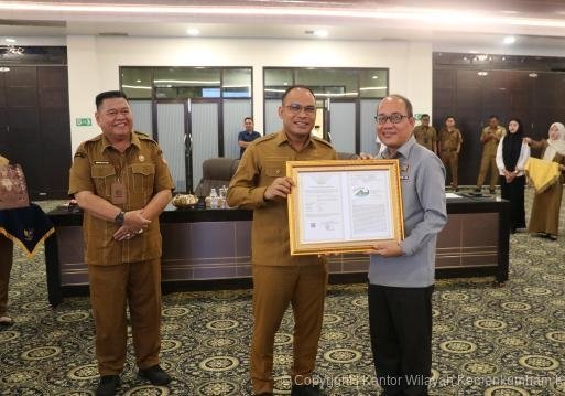 Kemenkum Kalsel Serahkan Sertifikat Indikasi Geografis Gula Aren Tirawan