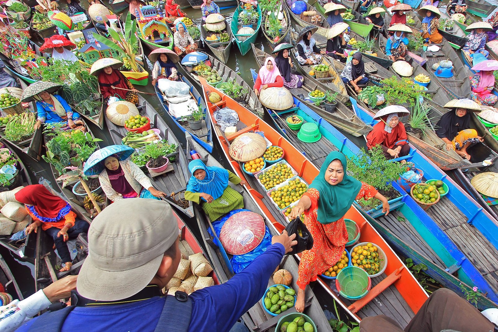 Jual Beli di Pasar Terapung 1 Jual Beli di Pasar Terapung Kalimantan Selatan Anwar Rhofieq scaled