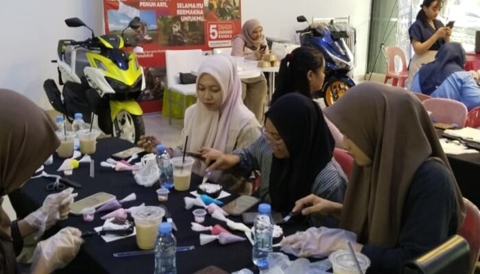Honda Hadirkan Sentuhan Manis di Showroom Trio Motor Kolonel Lewat Mini Cake Decorating Class