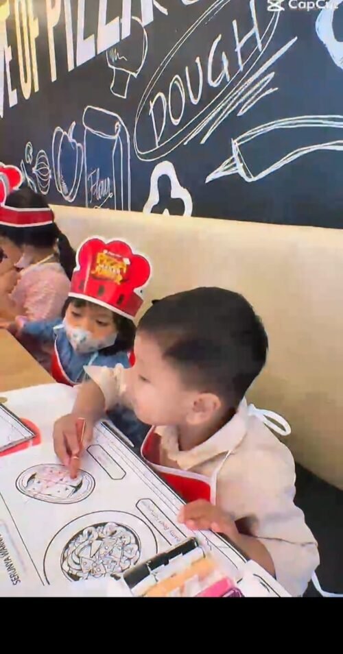Puluhan Anak Berkreasi Sambil Belajar Bahasa Inggris Membuat Pizza 1 WhatsApp Image 2025 10 04 at 17.09.59 3 e1759571395669