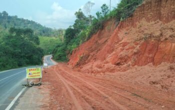 1 1 klm jalan longsor