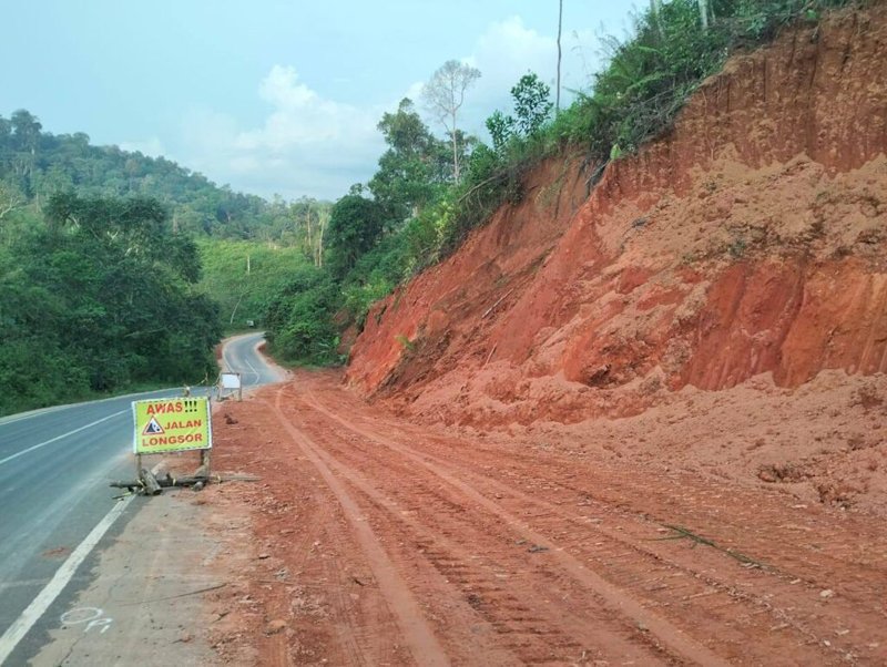 Ditimbun Tanah dan Pasang Rambu 1 1 1 klm jalan longsor