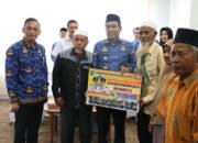 Bupati HSS Salurkan PRS dan Berbagai Program Bansos