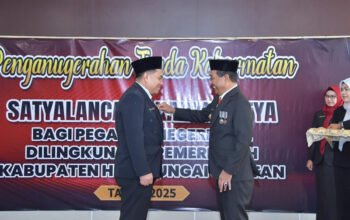 Bupati HSS Sematkan Tanda Kehormatan Satyalancana Karya Satya untuk 110 ASN 4 Hal 12 HSS 1 3 klm 5