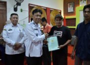 Wabup Serahkan Sertifikat Tanah Program PTSL 