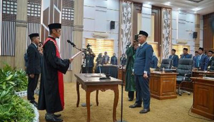 Wabup Hadiri Rapat Paripurna Pelantikan PAW Wakil Ketua II DPRD Balangan 3 Hal 2 Bal 1 3 klm