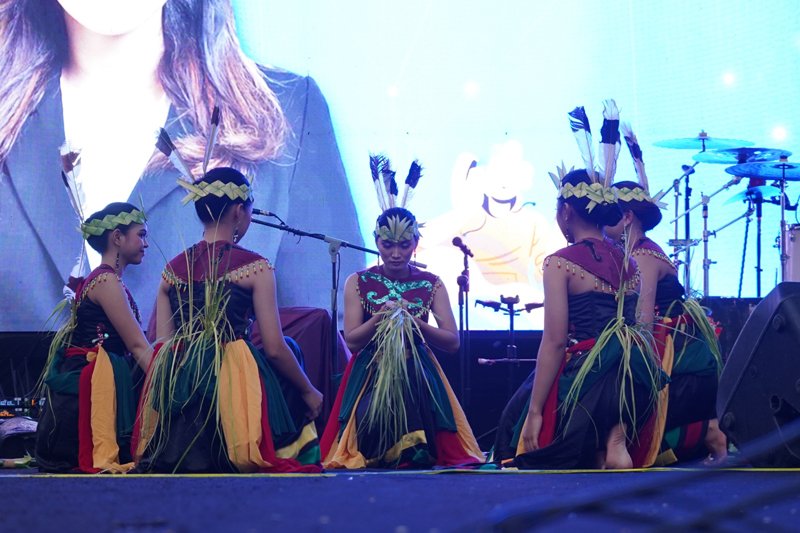 Promosikan Budaya Daerah Kominfosan Balangan Tampilkan "Tari Gentur Baramian" di KIMFest 2025 1 Hal 2 Bal 3 klm 4