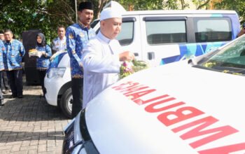 Bupati Saidi Tegaskan Komitmen Transformasi Kesehatan 4 Hal 4 4 Klm MTP1 Penyerahan Ambulance