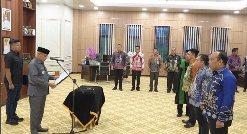 Tiga Pejabat JPT Pratama Pemkab Kotabaru dilantik Bupati HM Rusli 1 Hal 4 Kotabaru 3 klm 15