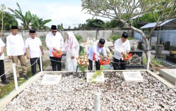 H Fani dan Rombongan Ziarahi Makam 3 Mantan Bupati di Banjarbaru 6 Hal 9 TABALONG Adv 3 klm