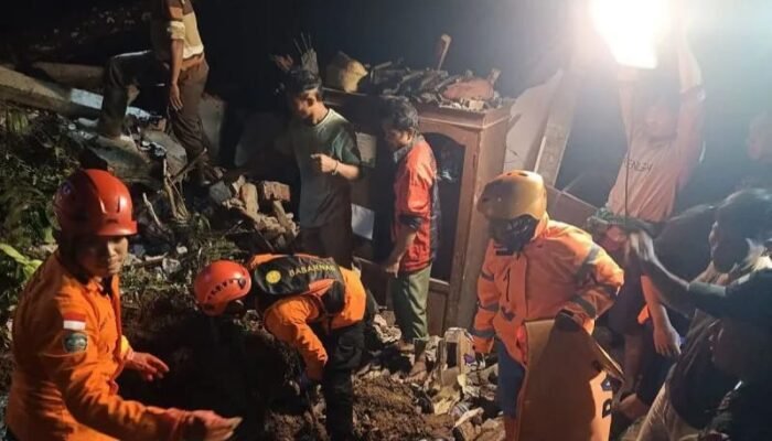 Lima Orang Tewas Tertimbun Longsor