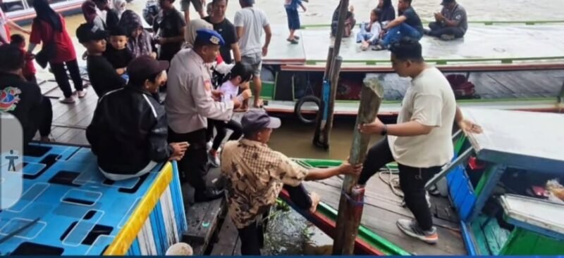 Sat Polairud Polresta Banjarmasin Sigap Bantu Wisatawan di Siring Menara Pandang 1 IMG 20251102 WA0073 e1762081348785