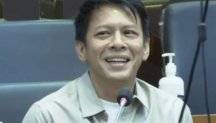 Ariel Noah Nyanyi “Separuh Aku” di Gedung DPR untuk Cairkan Suasana