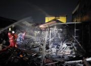 Dua Rumah Terbakar di Komplek Tumaritis Banjarmasin, Lansia 100 Tahun Diselamatkan Warga